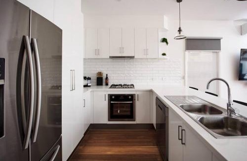 Capel Sound House | Stylish Retreat Walk to Beach Local Hot Springs