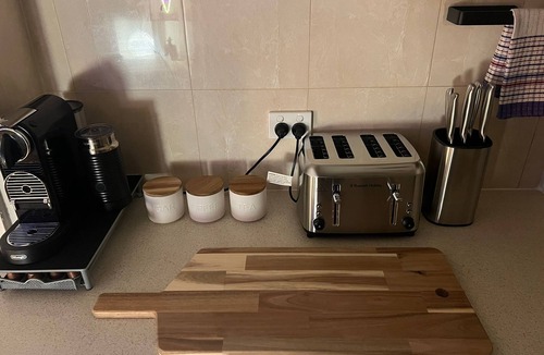 Richmond North House | Stylish Richmond 2BR Near Train Station, Cafes & MCG
