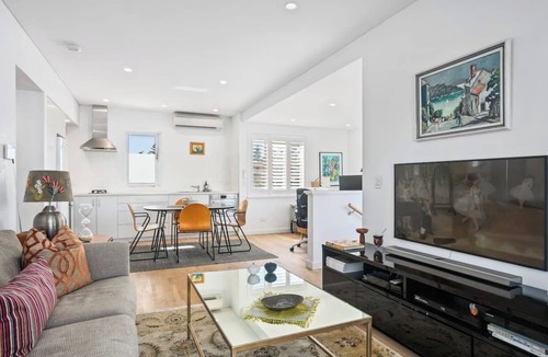 Claremont Apartment | Stylish Space close to River