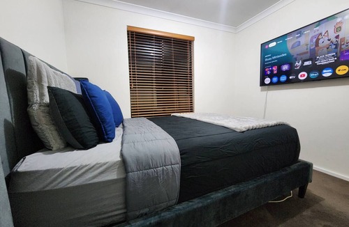 Innaloo House | Stylish & Spacious 3 Bed 2 Bath Home in Doubleview. Perfect for Family & Groups!