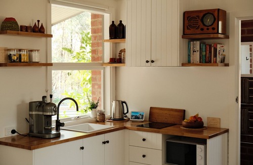 Castlemaine Apartment | Stylish Studio - tranquil setting - 2.5 acre bush property. 5 mins drive to town