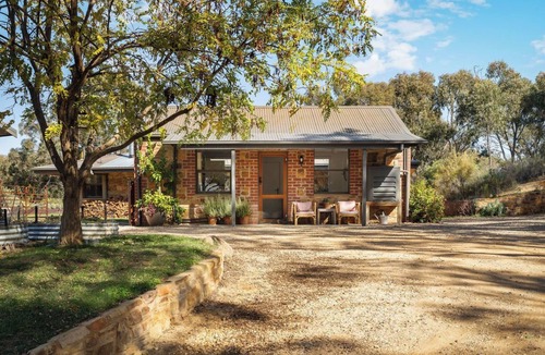 Castlemaine Apartment | Stylish Studio - tranquil setting - 2.5 acre bush property. 5 mins drive to town