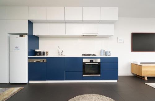 City West Apartment | Stylish Top-Floor Apt with Lake and Mountain Views - Hosted by Canstay