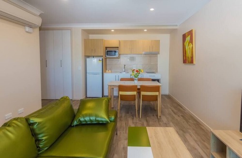 Windsor Apartment | Stylish Top Level King Apartment