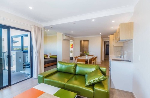 Windsor Apartment | Stylish Top Level King Apartment