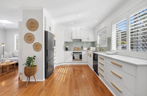 Margate House | Stylish villa retreat with pool. Sleeps 11. Pet-friendly!