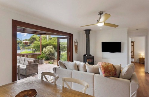 Smiths Beach House | Stylish Zen Bungalow w/Firepit + Walk to Beach!