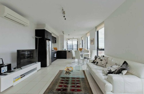 North Melbourne Apartment | Stylish2BD Penthouse Panoramic Views Nth Melbourne