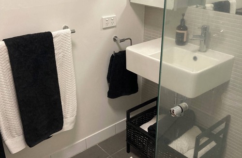 Carlton Apartment | Stylishly appointed apartment in Carlton - free parking and includes breakfast.