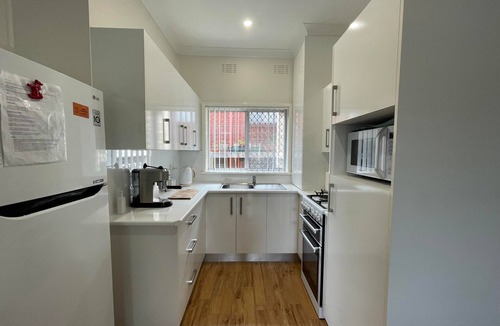 The Junction House | Summer Breeze | 2BR. Parking. Close to CBD + Beach