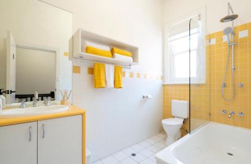 Brunswick North Apartment | Sun-Filled Art Deco Apartment Heart of Brunswick
