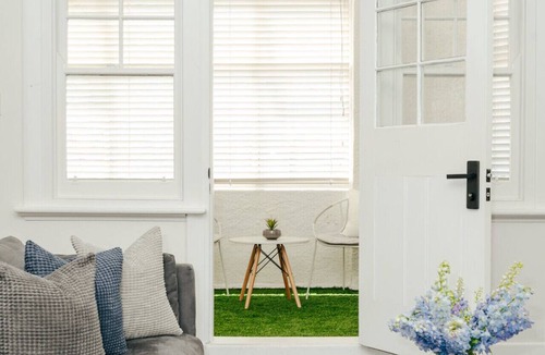 Brunswick North Apartment | Sun-Filled Art Deco Apartment | Heart of Brunswick