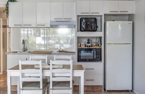 Surfers Paradise Apartment | Sun & Fun Beachfront Retreat – Pool & Spa
