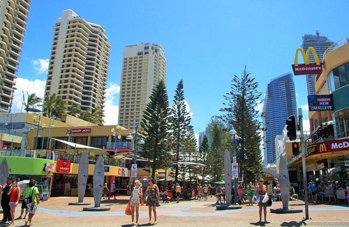 Surfers Paradise Apartment | Sun & Fun Beachfront Retreat – Pool & Spa