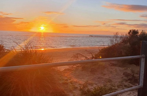Christie Downs Apartment | Sunday Drive Cosy Retreat | 10 min walk to Beach