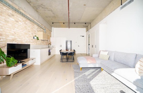 Phillip Apartment | Sunlit 1BR Retreat, Shops and Cafes at Doorstep