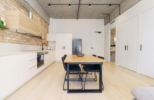 Phillip Apartment | Sunlit 1BR Retreat, Shops and Cafes at Doorstep
