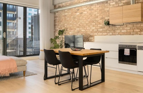 Phillip Apartment | Sunlit 1BR Retreat, Shops and Cafes at Doorstep