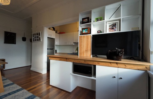 Coogee Apartment | Sunlit beach retreat.