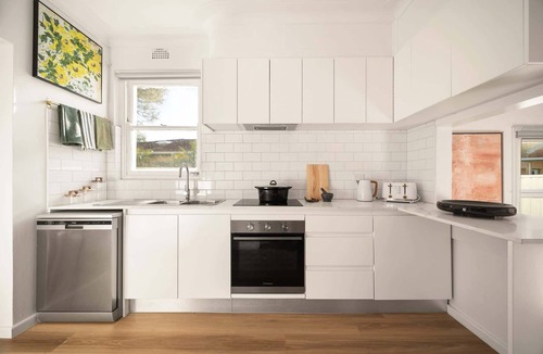 Brighton-le-Sands Apartment | Sunlit Coastal Retreat Close to Cafes and Beach