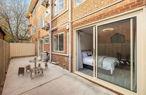 Saint Kilda South Apartment | Sunlit Courtyard 2BR Apartment Heart Of St Kilda