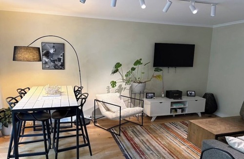 Elwood Apartment | Sunlit Modern Apartment w Balcony in Elwood