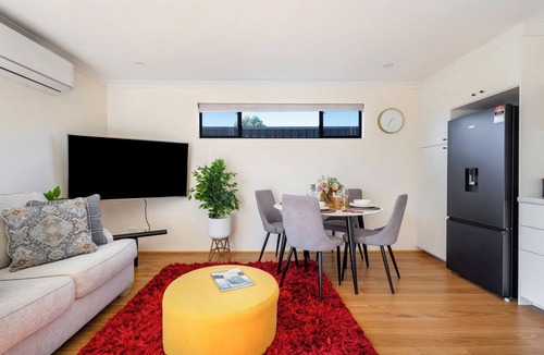 Coolbellup House | Sunny 1BR house, sleeps 4, near Fremantle, Fiona Stanley Hosp & Cockburn Getaway