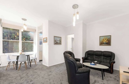 Brighton-le-Sands Apartment | Sunny 2BR Family Unit - Walk to Beach and Shops