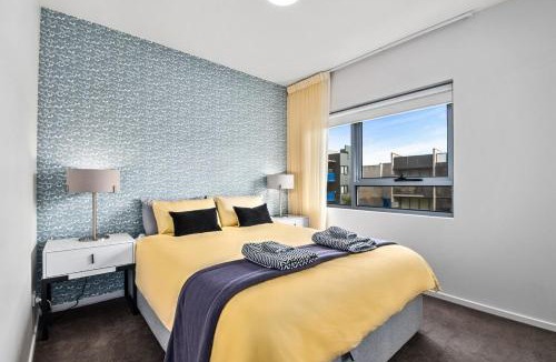 Carlton Apartment | Sunny Balcony Over a Calm Private Garden