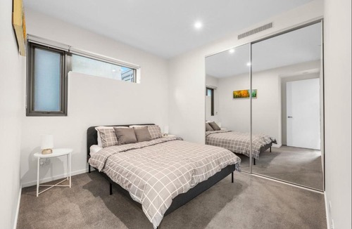 Lyneham Apartment | Sunny & Bright 2BR Retreat with Parking in Lyneham