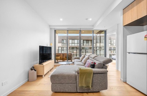 Lyneham Apartment | Sunny & Bright 2BR Retreat with Parking in Lyneham