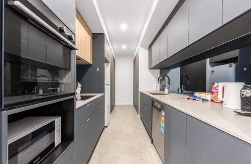 Lyneham Apartment | Sunny Lyneham Stay, Courtyard, Gym n Parking
