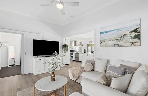 The Entrance North House | Sunny Shores Beach House
