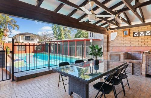 Robertson House | Sunny Stay 4BR with Pool in Prime Location