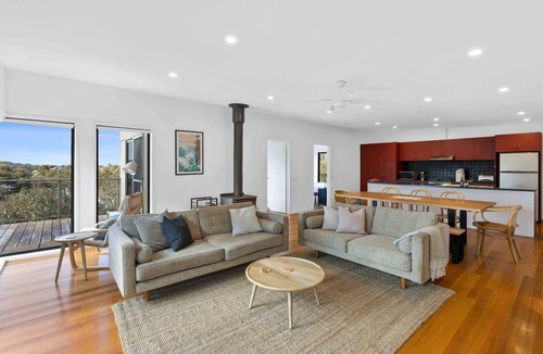 Fairhaven House | Sunnyhaven I Bush Views with multiple living areas