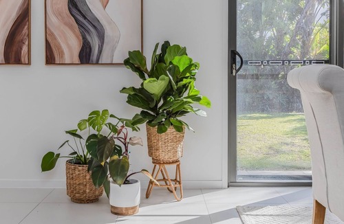 Casuarina House | Sunrays Sanctuary – 350m to Beach & Pet-Friendly
