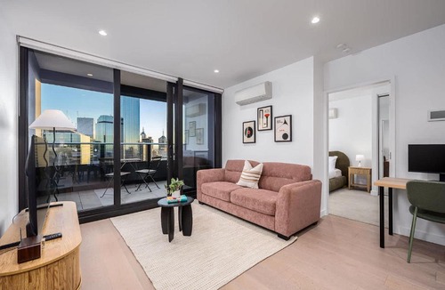 Docklands Apartment | Sunrise River View 2BR CBD Apartment, Free Parking, Family & Work Friendly
