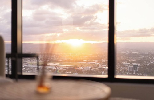 Gold Coast Apartment | Sunset Boulevard - Sky High Apt on Ocean Meirton