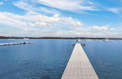 Mannering Park House | Sunset Central Coast - Lake, Kayaks & Jetty!