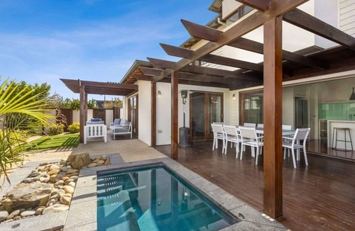 Connewarre House | Sunset Haven: Golf, beach, spa and fire retreat