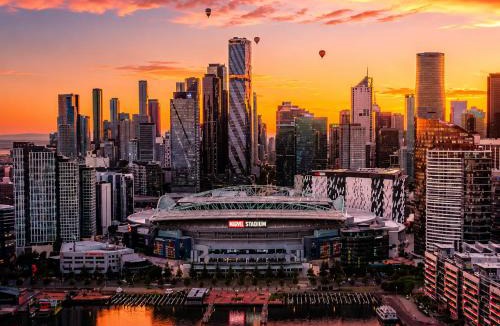 Docklands Apartment | Sunset Luxe 2BR Balcony, Gym, Pool and Sauna