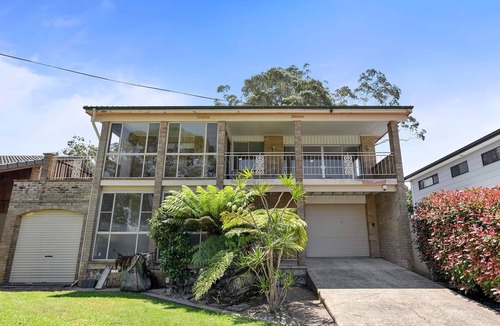 St. Georges Basin House | Sunset on Loralyn by Book Jervis Bay