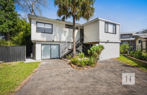 Summerland Point House | Sunset Shore Retreat