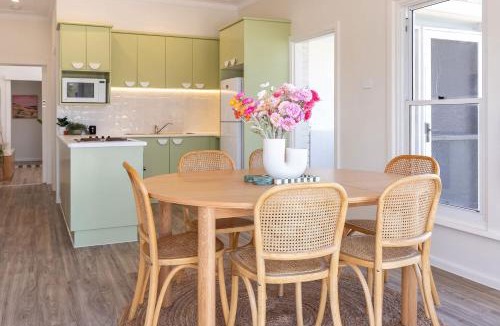 Forster House | Sunset Sisters - Lakefront Villas - Forster