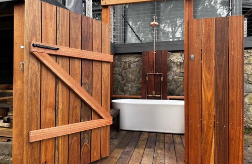 Warburton House | Sunset View House - Rustic Outdoor Bathhouse, Walk to Town