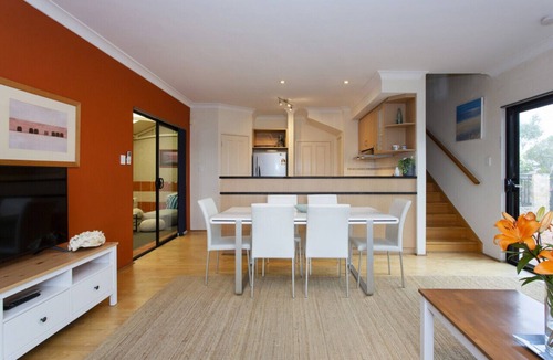 Hamilton Hill House | Sunset Views - 3 Bedroom Townhouse