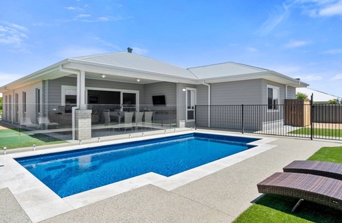 Yarrawonga House | Sunsets by the Lake in Silverwoods Estate