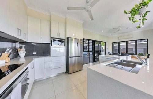 Stuart Park House | Sunsets & City Skyline Views with Pool