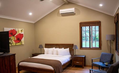 West Woombye Cabin | Sunshine Valley Cottages