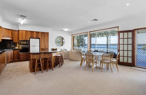 Sunshine House | Sunshine Waterfront 3 Bedroom Lakehouse